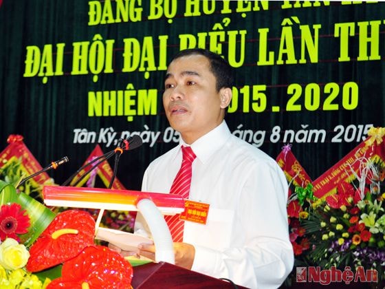 Đồng chí Đặng Bá Hùng - Phó trưởng ban Tổ chức Huyện ủy tham luận tại đại hội đề xuất giải pháp nâng cao chất lượng đội ngũ cán bộ các cấp, chú trọng chăm lo đào tạo, bồi dưỡng đội ngũ cán bộ trẻ