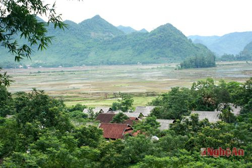 Bản Chiếng nhìn từ hang núi Thằm Mẹ Mọn.