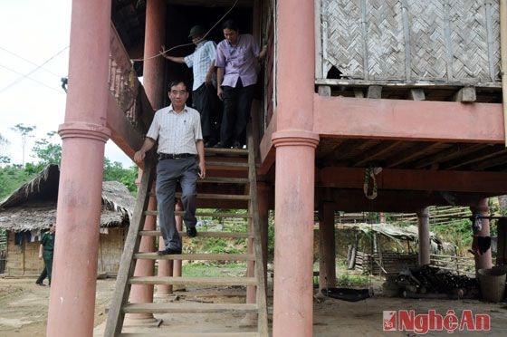 Đồng chí Hoàng Viết Đường thăm bà con Đan Lai ở khu tái định cư bản Thạch Sơn (Thạch Ngàn).