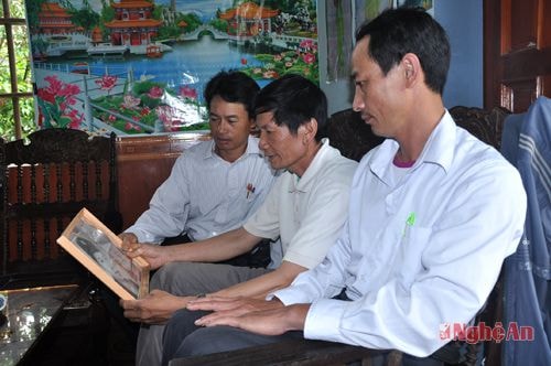 Ông Trần Công Đôn (giữa) tự hào là lính đặc công hải quân.