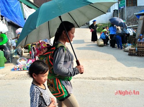 Một người mẹ Mông (Kỳ Sơn) địu con xuống chợ.