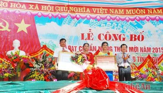 Đồng chí Đinh Viết Hồng- Phó Chủ tịch UBND tỉnh trao  đón nhận bằng chứng nhận đạt chuẩn quốc gia NTM  Xã Minh Hợp