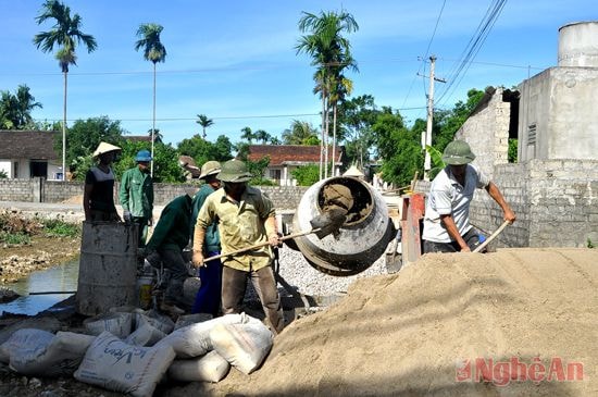 Người dân xóm 5, xã Hợp Thành làm đường giao thông  nông thôn mới.
