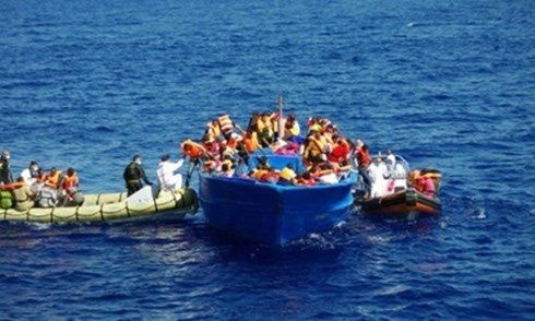 Lực lượng cứu hộ Ý giúp người bị nạn trên Địa Trung Hải. (Ảnh: AFP)