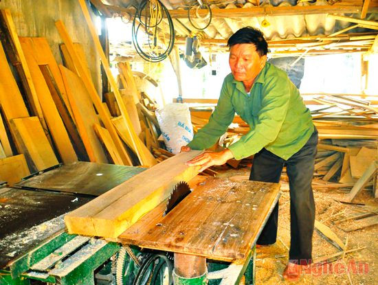 CCB Phạm Bá Cảnh làm việc tại xưởng mộc của gia đình.