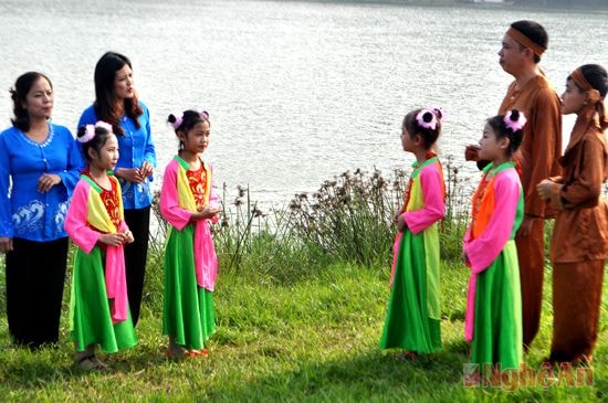 CLB ví phường vải Kim Liên diễn xướng bên sông Lam.  Ảnh: Thanh Thủy