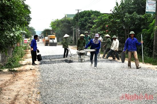 Nâng cấp, mở rộng đường giao thông theo chương trình NTM ở xã Kim Liên.