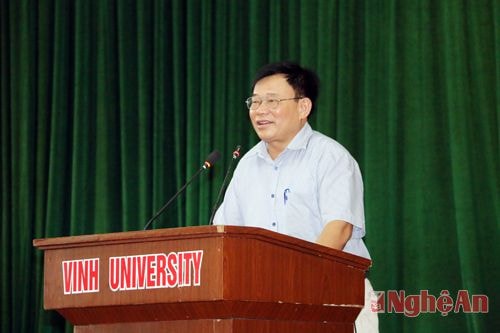 Tiến sỹ, NGUT Thái Hùy Vinh - PGĐ Sở Giáo dục và Đào tạo chào đón các học sinh đến tham dự trường hè