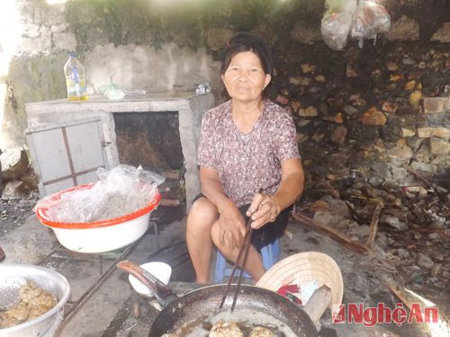  Mặc dù 75 tuổi nhưng hàng ngày cụ Đào Thị Niệm vẫn bán chả cá tại chợ. Hiện cụ đang ở cùng với người cháu năm nay 17 tuổi.