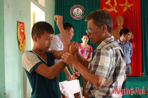 Các bác sỹ ở Trung tâm chỉnh hình tỉnh Nghệ An đang khám cho trẻ em ở huyện Kỳ Sơn.