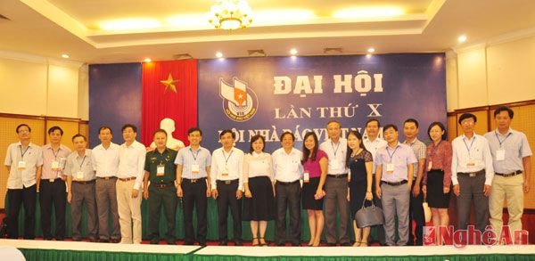 Các đại biểu đoàn Nghệ An chụp ảnh lưu niệm với các đại biểu tham gia thảo luận tại tổ 4