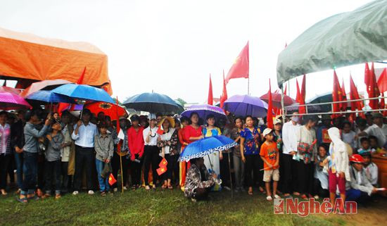 Tuy trời mưa to nhưng đông đảo bà con nhân dân vẫn nhiệt tình tham dự buổi lễ