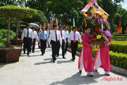 Đồng chí Trương Tấn Sang cùng đoàn công tác tới Khu di tích Kim Liên trong những ngày lễ trọng đại của tỉnh nhà.