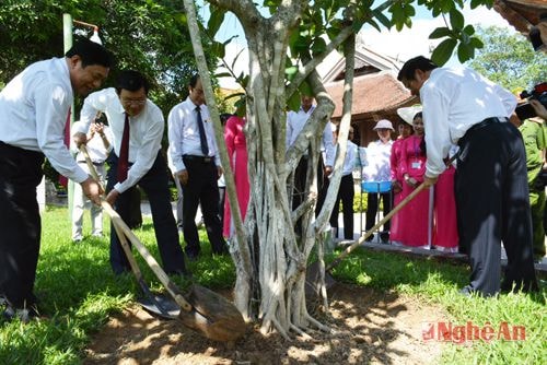 Các đồng chí lãnh đạo trồng cây lưu niệm tại Khu di tích Kim Liên.