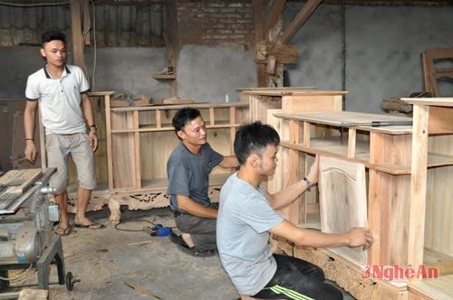 Thợ mộc Làng nghề Thượng Nguyên hoàn thiện sản phẩm.