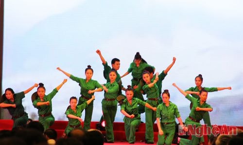 Văn nghệ chào mừng lễ kỷ niệm