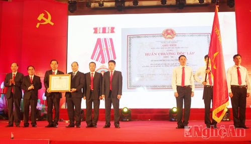đồng chí Nguyễn Xuân Phúc, Ủy viên Bộ Chính trị, Phó thủ tướng Chính phủ, thừa  ủy quyền của Chủ tịch nước đã trao tặng phần thưởng cao quý: Huân chương Độc Lập Hạng nhì cho Sở GTVT Nghệ An, 