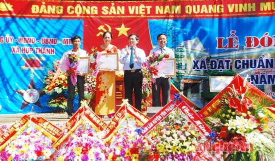 Trao giấy khen cho các tập thể và cá nhân đạt thành tích xuất sắc trong phong trào xây dựng NTM