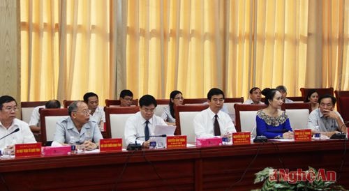 Các đồng chí lãnh đạo tỉnh tham dự buổi làm việc.