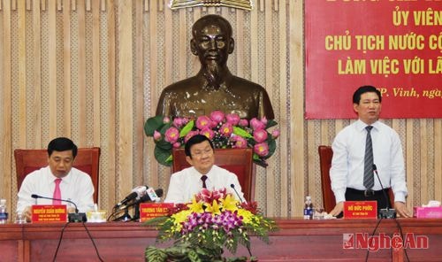 Đồng chí Đức Phớc báo cáo kết quả thực hiện Nghị quyết số kế hoạch phát triển kinh tế - xã hội, công tác xây dựng Đảng năm 2014 và 6 tháng đầu năm 2015. 