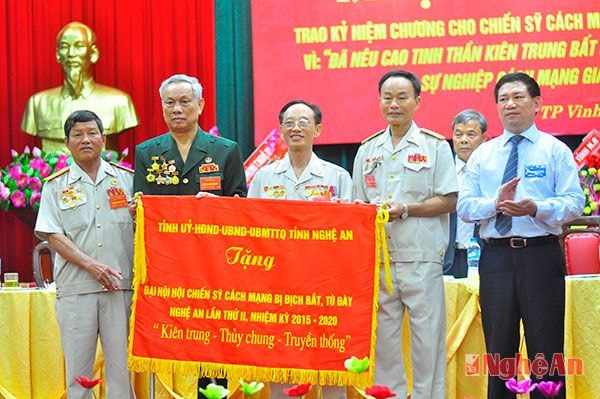 Đồng chí Bí thư tỉnh ủy tặng bức trướng cho Đại hội