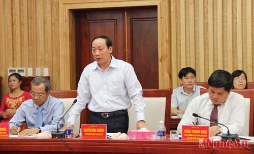 Đồng chí Nguyễn Hồng Trường – Thứ trưởng Bộ GT-VT báo cáo về tình hình thực hiện các tuyến đường bộ, đường thủy, đường hàng không, những tiềm năng và triển vọng, những điểm cần ưu tiên đầu tư ở Nghệ An.
