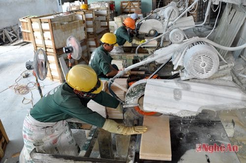Xưởng chế biến đá ốp lát tại Công ty đá Phủ Quỳ. Ảnh: Hữu Nghĩa