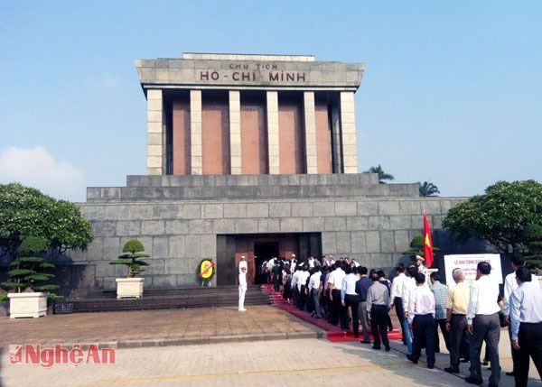Các đại biểu vào lăng viếng Chủ tịch Hồ Chí Minh