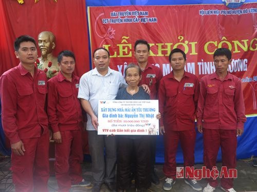  Trao quà cho nạn nhân bị nhiễm chất độc màu da cam