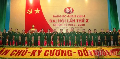 Ban chấp hành Đảng bộ QK4 nhiệm kỳ 2015 - 2020 ra mắt đại hội.
