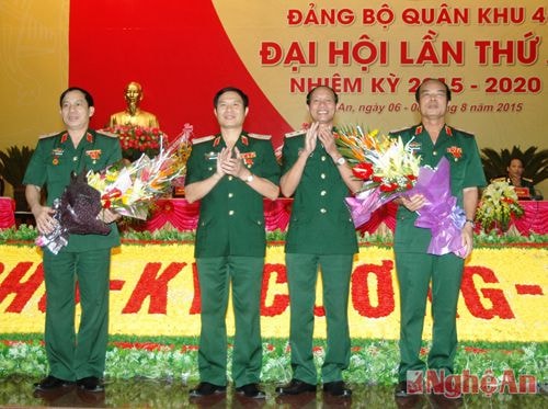 Thiếu tướng Nguyễn Tân Cương - Ủy viên dự khuyết Trung ương Đảng, Phó bí thư Đảng ủy, Tư lệnh Quân khu; Trung tướng Võ Văn Việt - Bí thư Đảng ủy, Chính ủy Quân khu  tăng hoa cho các đồng chí nguyên ủy viên Ban chấp hành Đảng bộ Quân khu nhiệm kỳ 2010 - 2015.