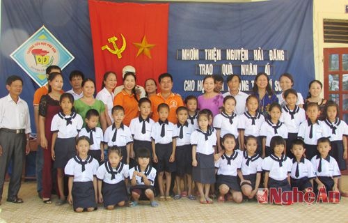 Các đại biểu trao quà cho các em học sinh.