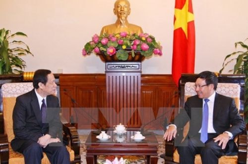 Phó Thủ tướng, Bộ trưởng Ngoại giao Phạm Bình Minh (phải) tiếp Thứ trưởng Bộ Ngoại giao Lào Alounkeo Kittikhoun. Ảnh: TTXVN