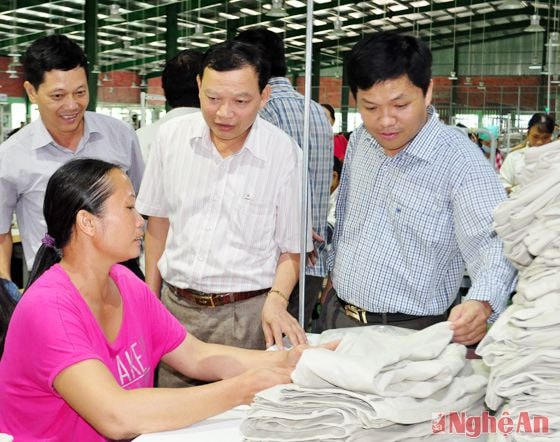 Lãnh đạo huyện Thanh Chương tìm hiểu điều kiện lao động, thu nhập của người lao động