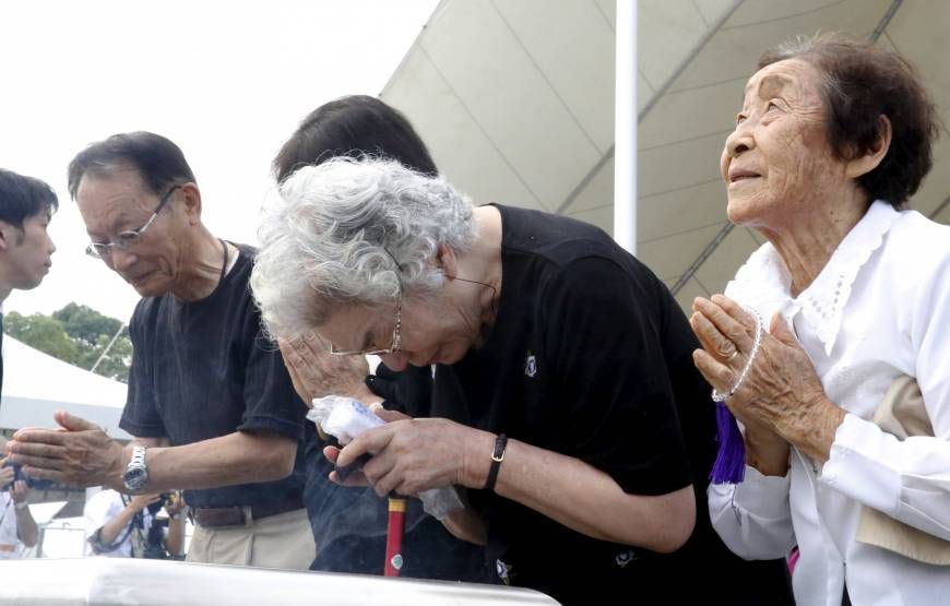 Người dân cầu nguyên tại công viên Hòa Bình của Nagasaki ngày 9/8. Ảnh: Reuters