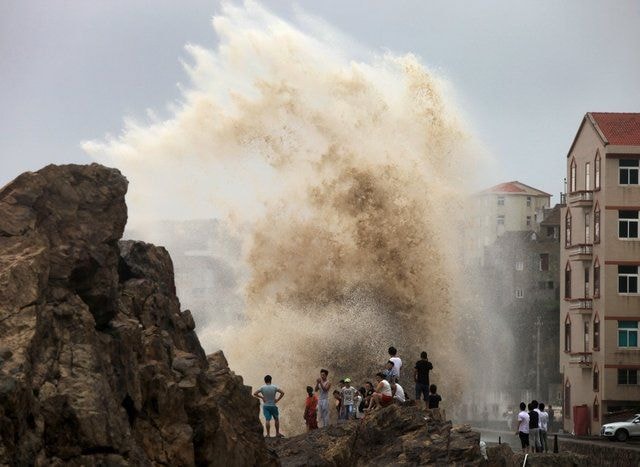 Bão Soudelor đổ vào bờ biển miền đông Trung Quốc. Ảnh: Reuters.