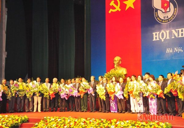 Lãnh đạo Hội Nhà báo Việt Nam tặng hoa cho các đồng chí không tham gia tái cử Ban Chấp hành khóa X 