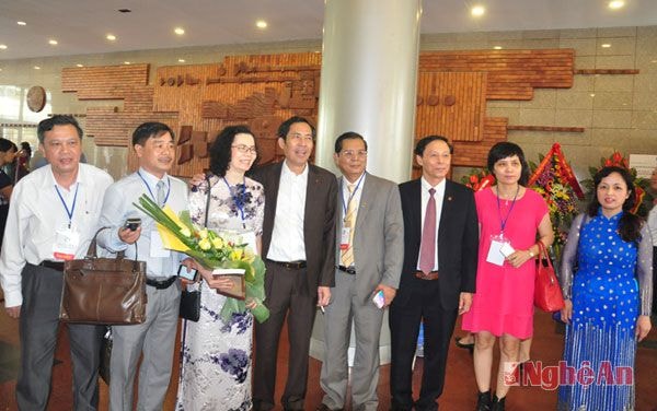 Các đại biểu chụp ảnh lưu niệm với đồng chí Thuận Hữu-Chủ tịch Hội Nhà báo Việt Nam khóa X