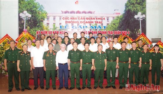 Các đại biểu chụp ảnh lưu niệm tại ngày hội gặp mặt.