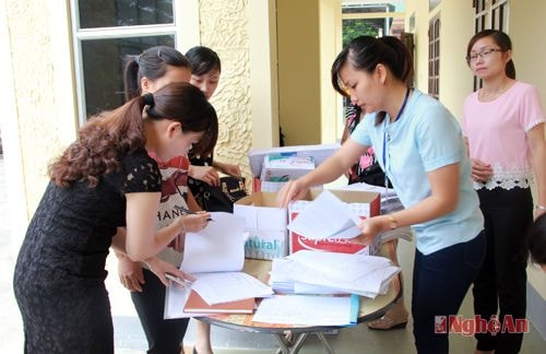 Phát tài liệu tuyên truyền XKLĐ theo Quyết định 71/CP  tại huyện Quế Phong.