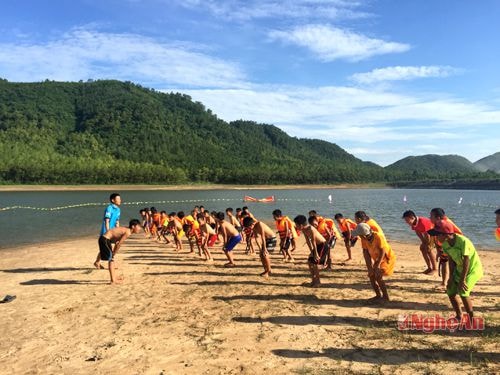 Tình nguyện viên hướng dẫn các em thiếu nhi học bơi tại xã Ngọc Sơn (Quỳnh Lưu).  Ảnh:  Ngọc Bích