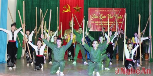 Các tiết mục văn nghệ do cán bộ, chiến sỹ Đoàn 4 biểu diễn.