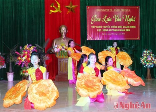 Chương trình văn nghệ do các giáo viên, học sinh ở các bản làng biên giới huyện Kỳ Sơn biểu diễn