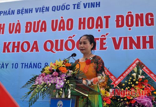 Đồng chí Đinh Thị Lệ Thanh mong rằng Bệnh viện Đa khoa Quốc tế Vinh phát huy tốt lợi thế, tăng cường công tác phối hợp với các bệnh viện trên địa bàn vì sức khỏe người bệnh.