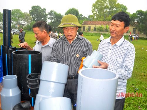 Người dân xã Long Thành (Yên Thành) lựa chọn sản phẩm lắp đặt  đường ống cấp nước.
