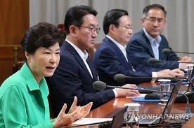 Tổng thống Hàn Quốc Park Geun-hye trao đổi với các phụ tá cấp cao tại cuộc họp định kỳ ở Nhà Xanh hôm 10/8. Ảnh: Yonhap.