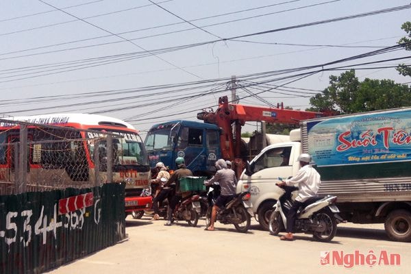 Giao thông hỗn loạn tại cầu Bưu Điện (đường Lê Viết Thuật)