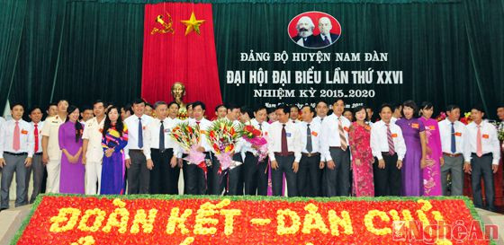 Các đồng chí Ủy viên Ban Thường vụ Tỉnh ủy: Nguyễn Hữu Lậm, Lê Bá Hùng tặng hoa chúc mừng Ban Chaaos hành khóa mới 