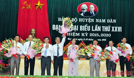 Đồng chí Thái Thanh Quý - Bí thư Huyện ủy Nam Đàn trình bày báo cáo chính trị tại cuộc làm việc