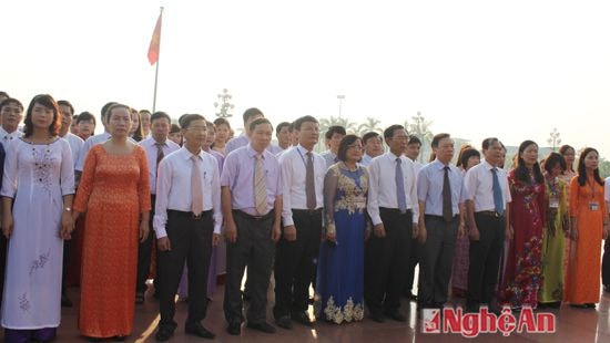  Về báo công với Bác dưới chân tượng đài Người.